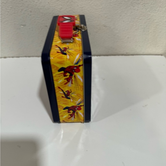 MARVEL Spider-Man Embossed Metal Lunch Box!TinBox - Picture 3 of 8